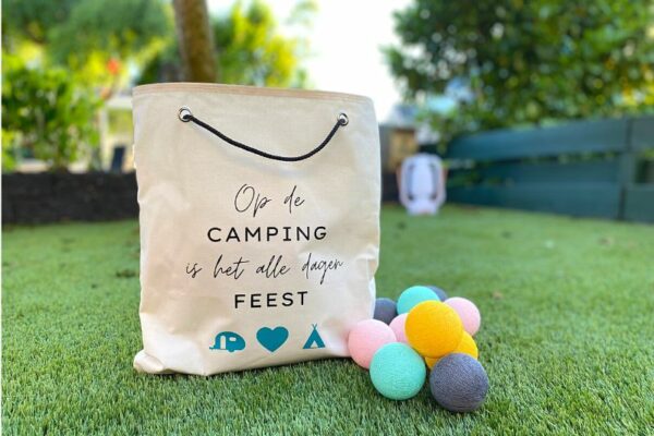 tas van tentdoek op de camping is het alle dagen feest