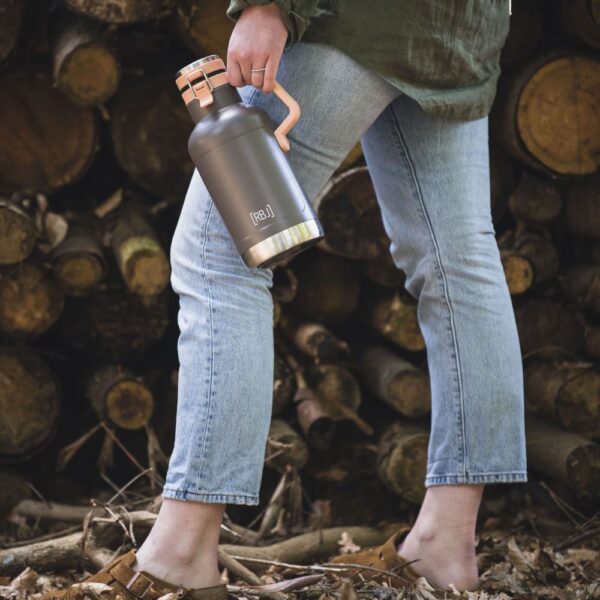 Kampeerder met Rebel Outdoor thermoskan