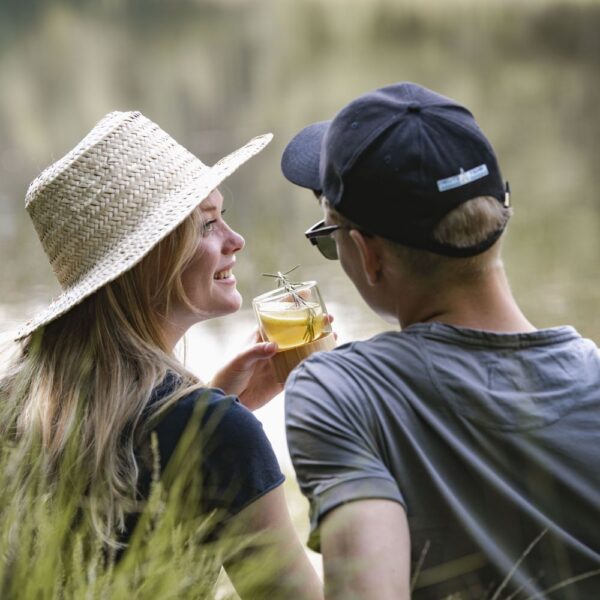 Twee kampeerders met een Rebel Outdoor glas